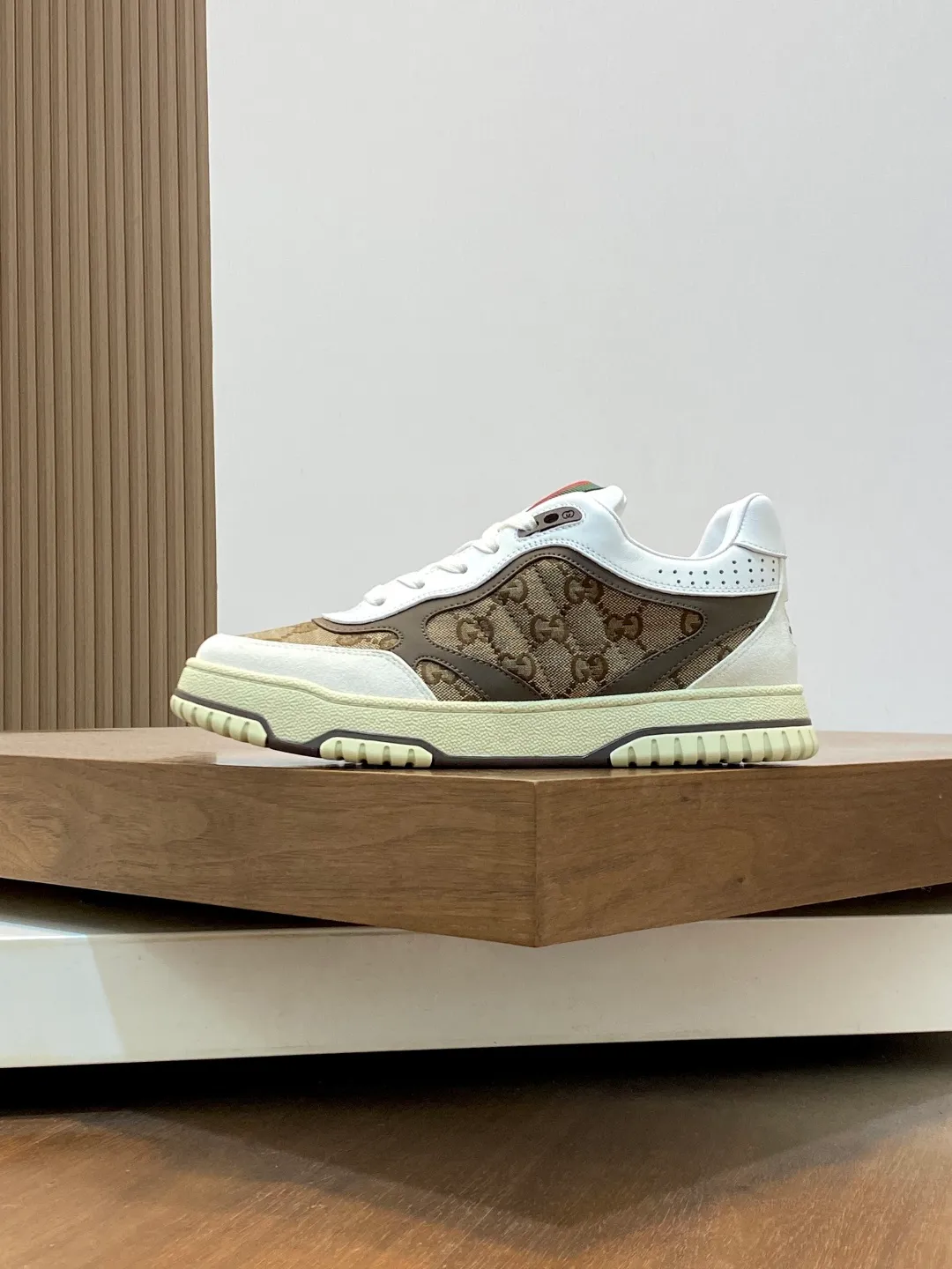 Men's Shoes 💰660 𝐆𝐮𝐜𝐜𝐢 𝐑𝐞-𝐖𝐞𝐛 As the first sneaker created by Sabato De Sarno for Gucci, the Re-Web series reinterprets the brand's classic stripes and sets off the modern silhouette design with bold and unique details. These shoes are crafted from white leather. This new sneaker is ingeniously decorated with many of the brand's classic details, and is equipped with a bright red and green webbing tongue, which will make people fall in love at first sight. White leather treated with a special process for softness and luster, with an embossed grainy texture. Script Gucci logo and interlocking G web label with Interlocking G and script Gucci logo. Rubber outsole with interlocking G detail eyelets. Web tongue. Size: 39-44 (customized for sizes 38 and 45)